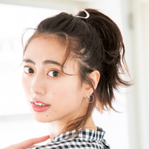 梅雨時期におすすめのヘアアレンジ｜簡単なのに今っぽい♪おしゃれひとつ結びアレンジ