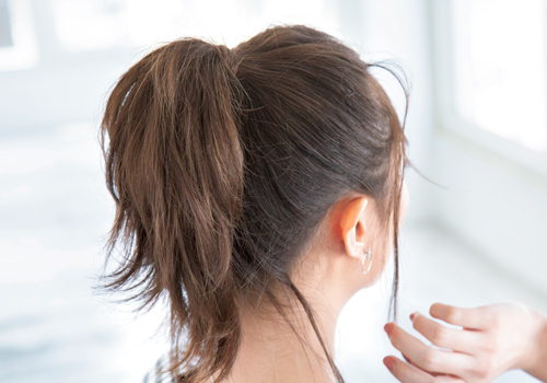 梅雨時期におすすめのヘアアレンジ 簡単なのに今っぽい おしゃれひとつ結びアレンジ 美的 Com