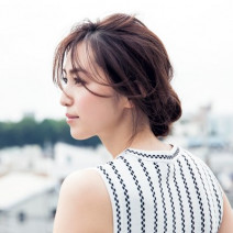 夏の簡単ヘアアレンジ｜ロングさんもミディアムさんもすっきり涼し気に！アレンジ方法を動画でチェック！
