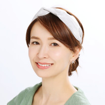 帽子を取ったあとのペタンコ髪対策アレンジ｜簡単にサマになるカチューシャ＆ヘアゴム使い【美容賢者の髪コンプレックス解消vol.66】