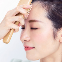 『美的』8月号付録で5歳若返る！ 1分でできる♪ 額＆眉間のたるみ解消マッサージ