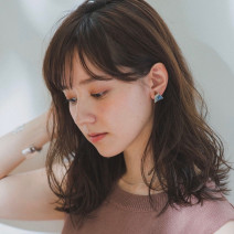 クセ毛活かしのセミロングは梅雨時期こそオススメ！薄め前髪＋透けニュアンスで涼しげに！