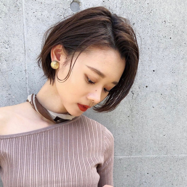 ショートヘアにも似合う長めのかき上げバング