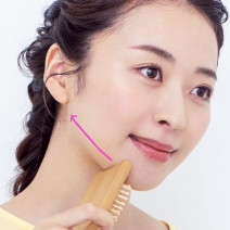 簡単小顔に！ 『美的』8月号付録の「かっさ&ブラシ」を使った“カチューシャ＆フェースラインゾーンマッサージ”