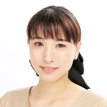 膨らみやすい髪をすっきりアレンジ｜ビッグリボンのバレッタで、甘さ控えめまとめ髪【美容賢者の髪コンプレックス解消vol.67】