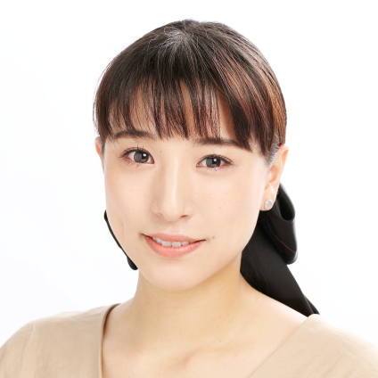 膨らみやすい髪をすっきりアレンジ｜ビッグリボンのバレッタで、甘さ控えめまとめ髪【美容賢者の髪コンプレックス解消vol.67】