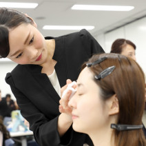 コーセー グローバルEMBコンテスト<br>圧倒的オーラを放つ美容スタッフ世界王者、<br>本日発表！ vol.1 グローバル大会編