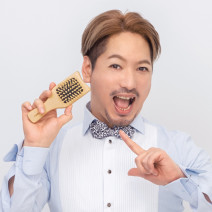 “美的”渾身の雑誌付録｜小顔になれる 「顔周り専用！天然木かっさ＆ブラシ」樋口賢介さん再び監修でお届け【『美的』8月号特別付録】