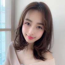 かき上げ前髪×洗練ミディが“美人見せ”を約束！毛先重めレイヤーが髪の広がりを抑えてスマートに