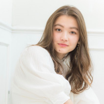 ハイライトカラーで、ロングに今っぽい抜け感が！透明感が決め手な大人の重軽ロング