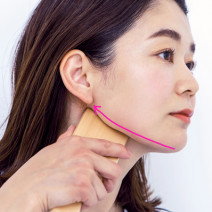 フェースラインのたるみはHIGUCHI式マッサージでマイナス5歳顔！｜『美的』8月号付録の使い方