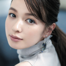“青みグレー”の目尻ラインで瞳と肌に透明感を。クラランスのアイライナーペンシルを使った涼やかアイメイク♪