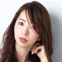 ヘアスタイリングで印象チェンジ！ サイドの髪を前髪にかぶせてクールな色気を醸し出す♪