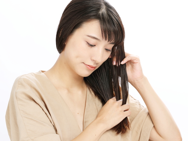 膨らみやすいロングヘアはヘアピン複数使い！