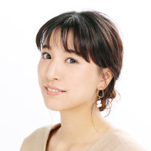 “こなれ”お団子ヘアはヘアゴムふたつで作れる！崩れにくいコツ教えます【美容賢者の髪コンプレックス解消vol.69】