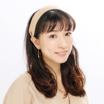 今どきカチューシャテク｜広がりやすい髪質を逆手に取った“前すっきり＆後ろボリューミィ”バランス【美容賢者の髪コンプレックス解消vol.71】