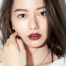 山本舞香×河北裕介｜ディオールのベリー色リップでシンプルな装いに「カッコいい色気」を。