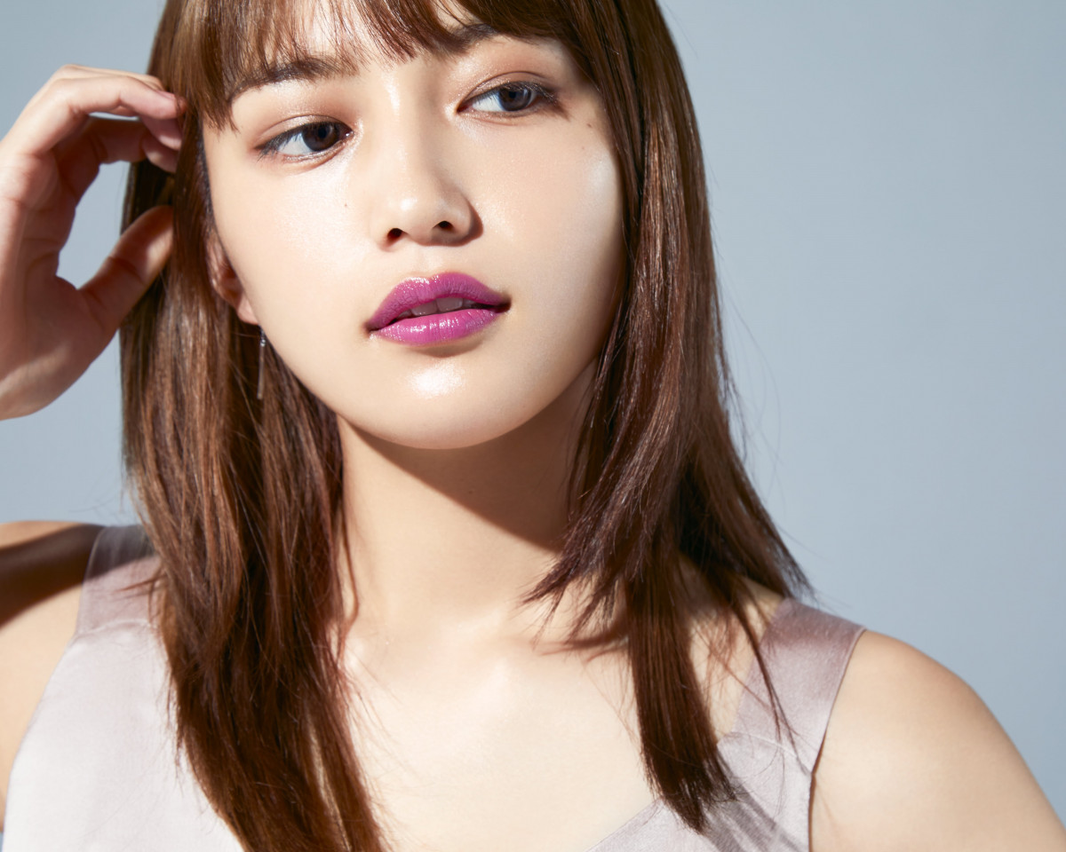 川口春奈さん、河北メイクで女っぽい涼しげな印象に夏の赤リップは暑苦しい?それならパープルリップでひんやりとお洒落に。 川口春奈さん、河北メイクで女っぽい涼しげな印象に夏の赤リップは暑苦しい?それならパープルリップでひんやりとお洒落に。
