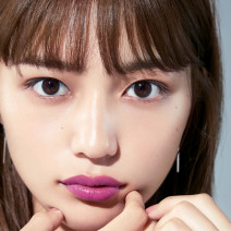 川口春奈さん、河北メイクで女っぽい涼しげな印象に|夏の赤リップは暑苦しい？それならパープルリップでひんやりとお洒落に。