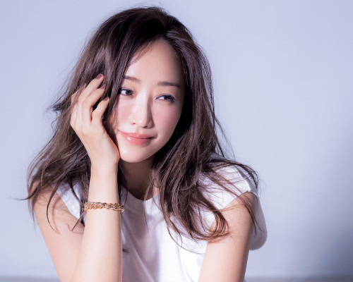 【美的GRAND】神崎恵さんの夏を120％楽しむための美容Q＆A｜くずれないメイク、美しい髪をキープする秘訣は？