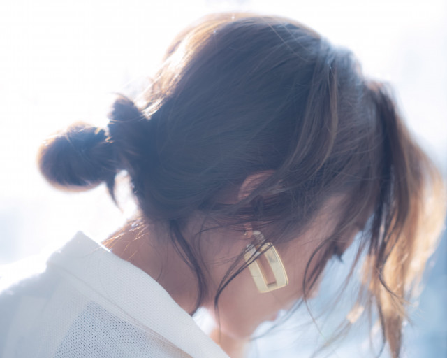 シャープさを緩和するゆるアップヘア