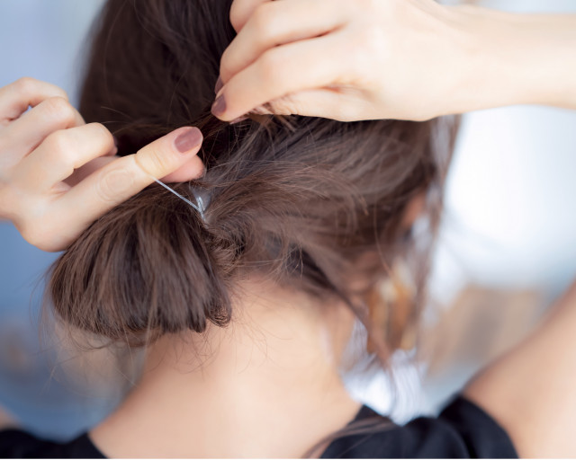 シャープさを緩和するゆるアップヘア