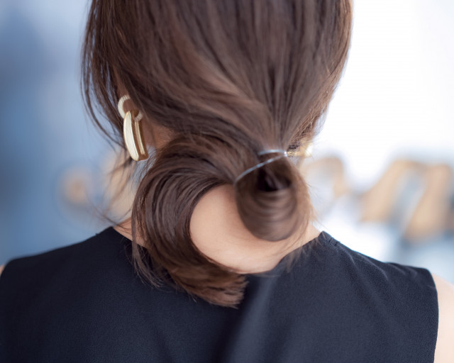 シャープさを緩和するゆるアップヘア