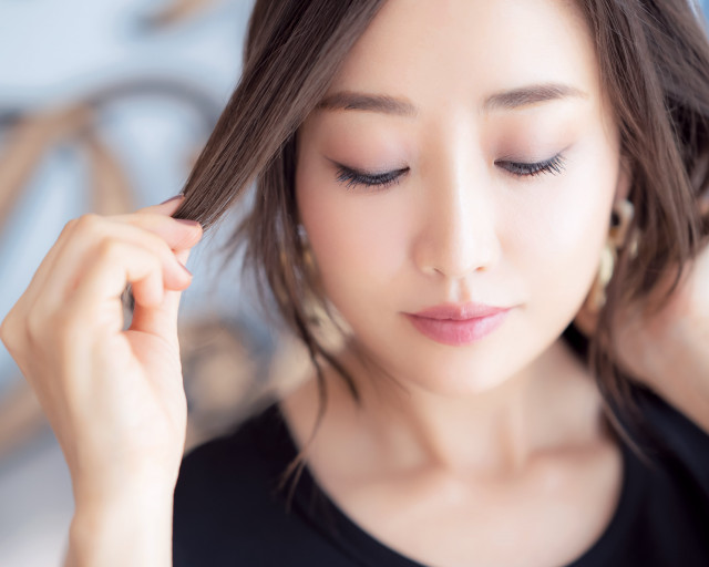 シャープさを緩和するゆるアップヘア