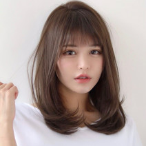 前髪ありヘア＆王道の菱形セミロングは、柔らかい印象でも目ヂカラのあるモテ顔に！