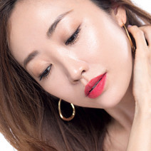 神崎恵さんは夏の朝でも“オイル”がマスト！ 憧れのツヤ肌に仕上げる朝の基本フェースケア