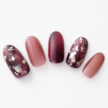 【365日ネイル】秋らしいワインレッドに抜け感をプラス・・・クリアな質感で魅せる“女っぽ”ネイル