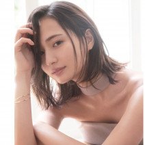 山賀琴子さん、ヘルシーな色気を感じさせる“美デコルテ”の秘訣は？｜ボディの色気は「見せパーツ一点集中！」