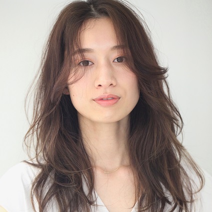大人セミロングヘアは、カール＆レイヤーでヘルシー美人に！