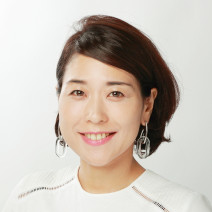 涼し気ヘアはサイドピタッ＆トップふんわり…毛先のクセを生かした動きのあるダウンスタイル【美容賢者の髪コンプレックス解消vol.72】