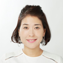 ウェットな質感でポンパドールを大人っぽく…髪の広がりを抑えながらフェイスラインをキレイに見せるヘアアレンジ【美容賢者の髪コンプレックス解消vol.75】