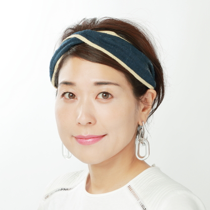 旬の“カチューシャ”ヘアはトップのボリュームバランスが今っぽさの鍵！ボリュームの出やすさを生かした休日アレンジ【美容賢者の髪コンプレックス解消vol.74】