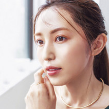 “テラコッタブラウン”シャドウで美人骨格な目元に。ローラメルシエの人気リップ05番と合わせればお洒落な秋顔完成♪