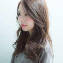 グレーアッシュ系ヘアカラーで透明感のある女に！美人度がアップするスモーキーなヘアが魅力的