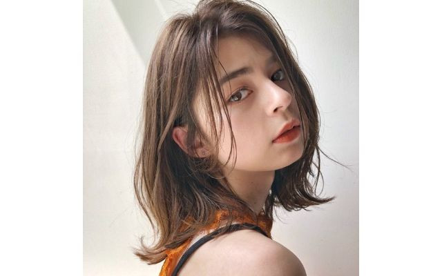 19年秋冬はミディアムストレートヘアが新鮮 どんな年代や輪郭にも似合う万能スタイル 美的 Com