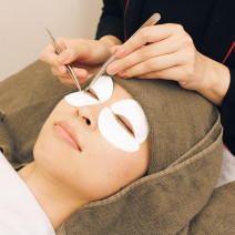 ケサランパサランで眉とまつげを整えて、すっぴんレベルを底上げ！｜美的クラブが体験