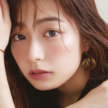 宇垣美里さん 秋メイクは「コーラルチーク＆ハイライト」でまろやかな女らしさを強調