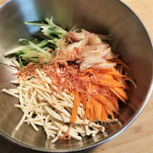 豆腐麺で作るヘルシーサラダ