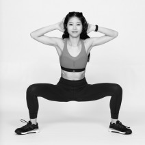 肩こりや疲労感にも効果大な簡単スクワットをご紹介♪｜人気スポーツトレーナー山口絵里加さんが指南