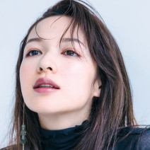 SUQQU、NARS、ジルスチュアート…じゅわっとした“透けワイン”リップでこびない色気を演出