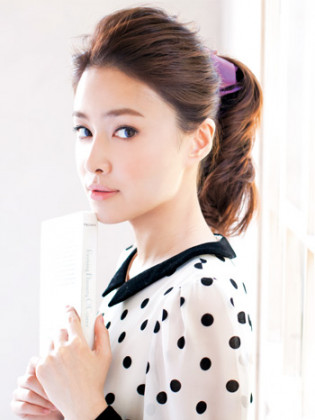 おうちでの無造作ヘアにも…バナナクリップで簡単おしゃれに｜大人可愛いヘアアレンジまとめ