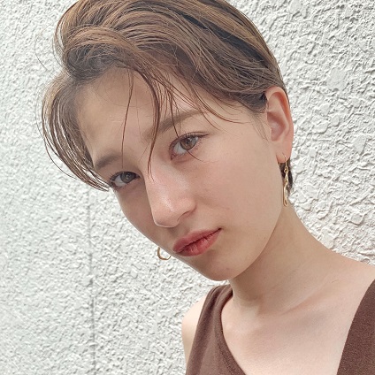 長め前髪のモードな秋ショートヘアは、ニュアンスパーマが狙い目