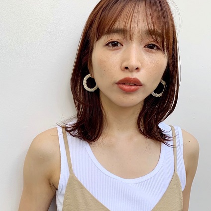 前髪ありミディアムヘアでも大人っぽさを演出！　柔らかくラフな動きの愛されミディ