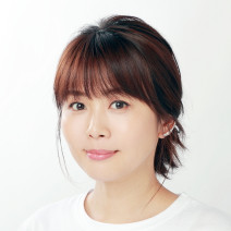多毛による重みで頭や首が疲れる…を解消！　毛先を下向きにして結ぶだけの超簡単お団子ヘア【美容賢者の髪コンプレックス解消vol.79】
