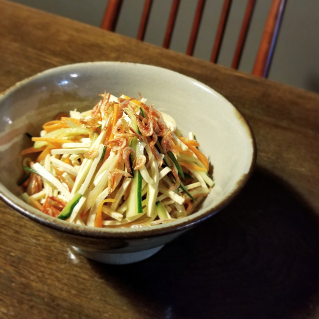 豆腐麺で作るヘルシーサラダ