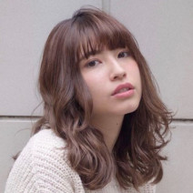 ウェーブ巻きのヘアスタイリングまとめ|コテを使ったセルフ巻きやアレンジ方法も紹介